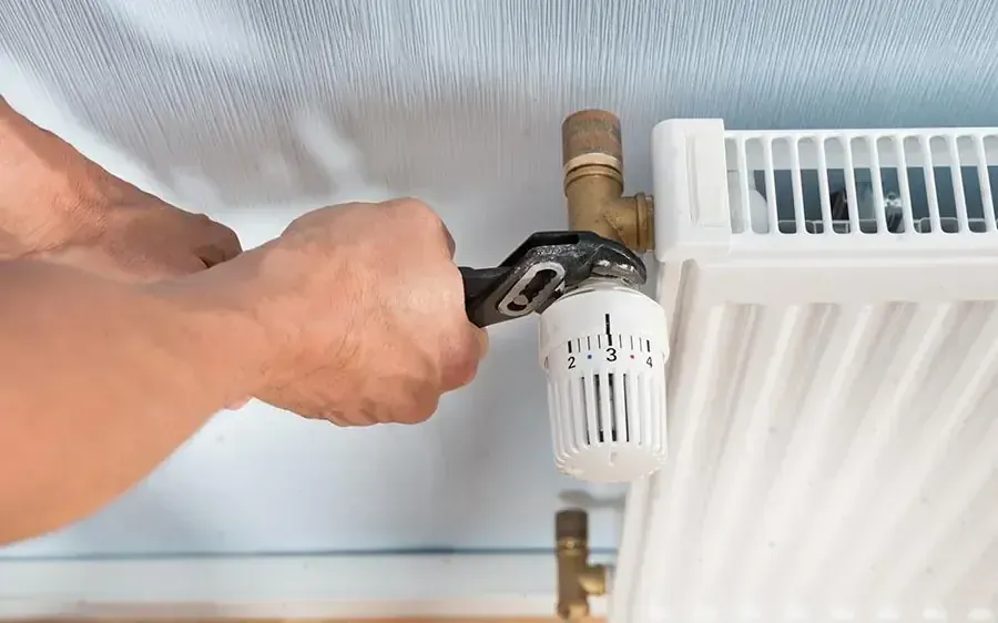 Chauffagiste posant une chaudière à condensation dans le Val-d'Oise (95)